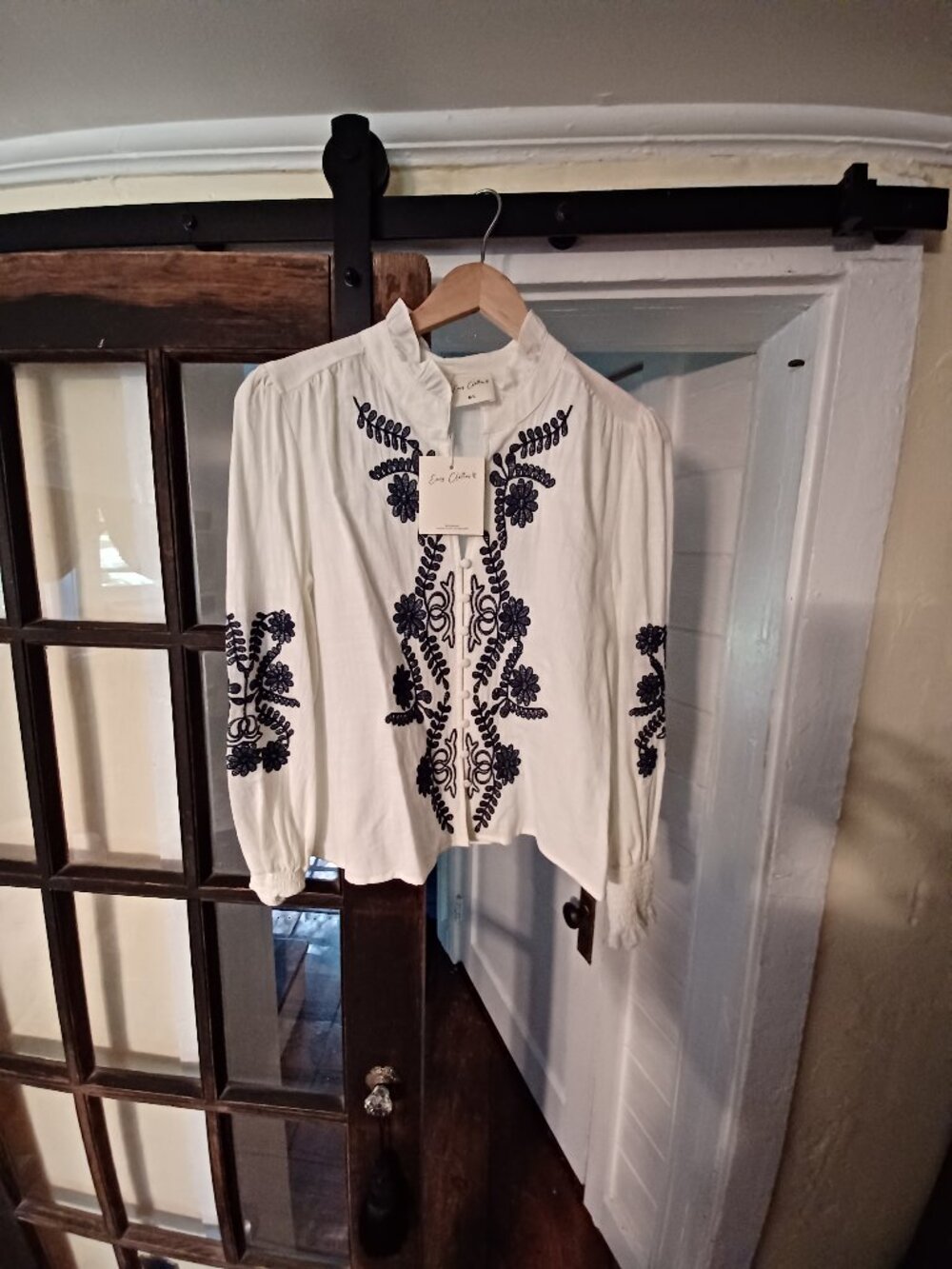 Easy Clothes size M/L embroidered blouse, NWT